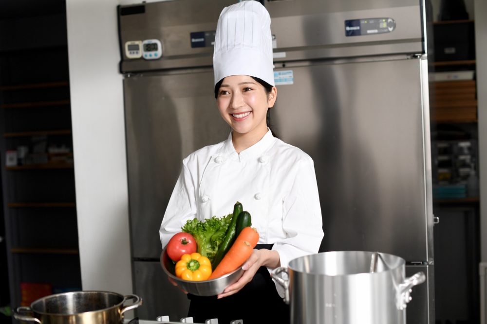 飲食店の厨房ユニフォーム・コック服の選び方！ おしゃれな帽子、パンツなど各アイテムを解説