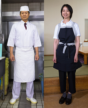厨房は七分袖で調理がしやすい板前スタイル。ホールスタッフは黒を基調としたエプロンスタイルで料理を提供する。それぞれ動きやすさ、仕事のしやすさで選んだユニフォームだ。