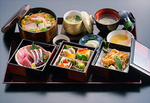 郷土料理や瀬戸内海の新鮮な魚介類がふんだんに盛り込まれたランチ定食